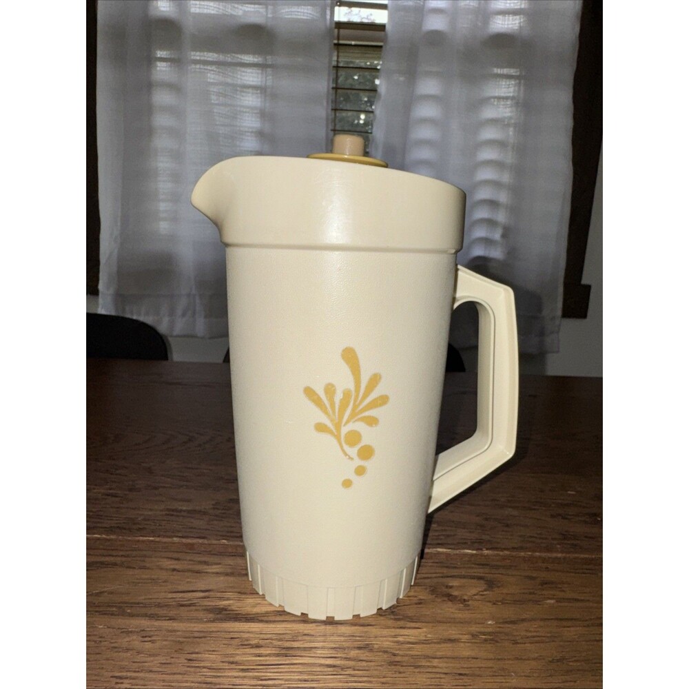 Tupperware 1 Qt Plastic Pitcher w/ Lid Beige Yellow Floral Vintage/Retro